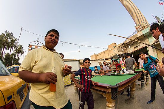 Irak, Hillah (Al Hilla). Dzieci grajacy w bilarda na jednej  z ulic w centrum miasta.
